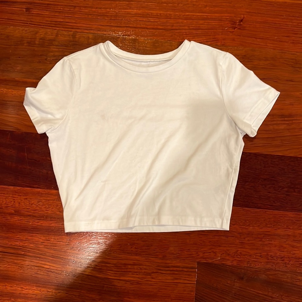 white cropped tee